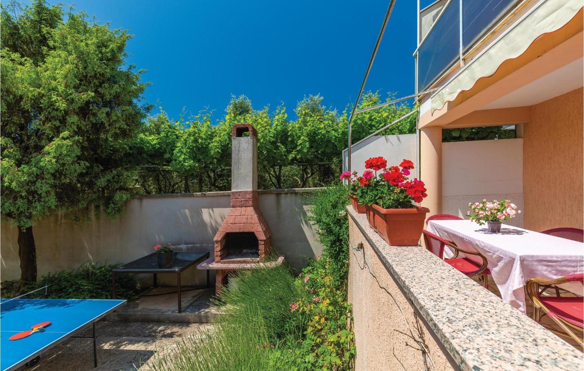 Pet Friendly Home In Pula With Jacuzzi Počitniška hiša