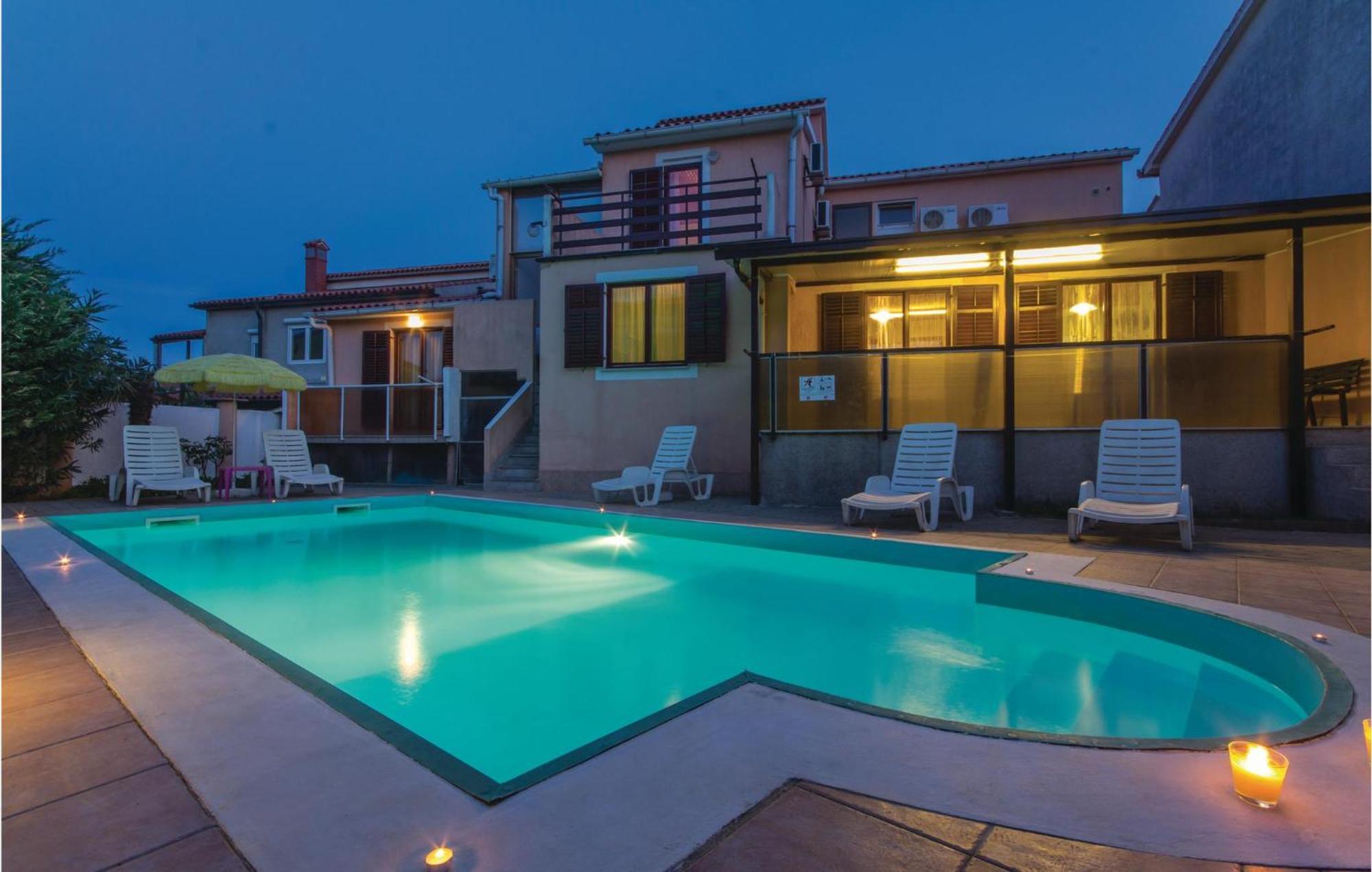 Pet Friendly Home In Pula With Jacuzzi Počitniška hiša