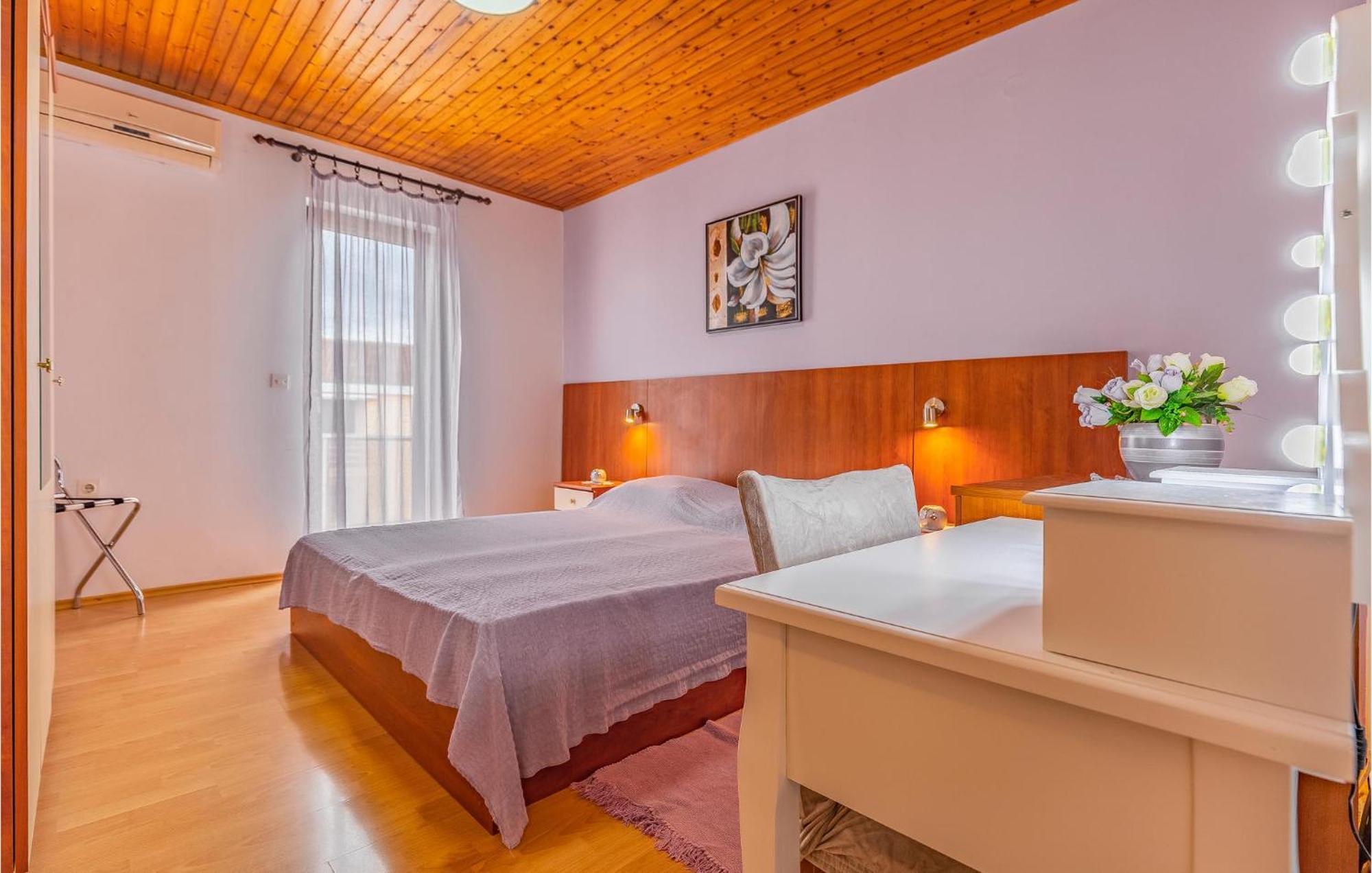 Počitniška hiša Pet Friendly Home In Pula With Jacuzzi Pula