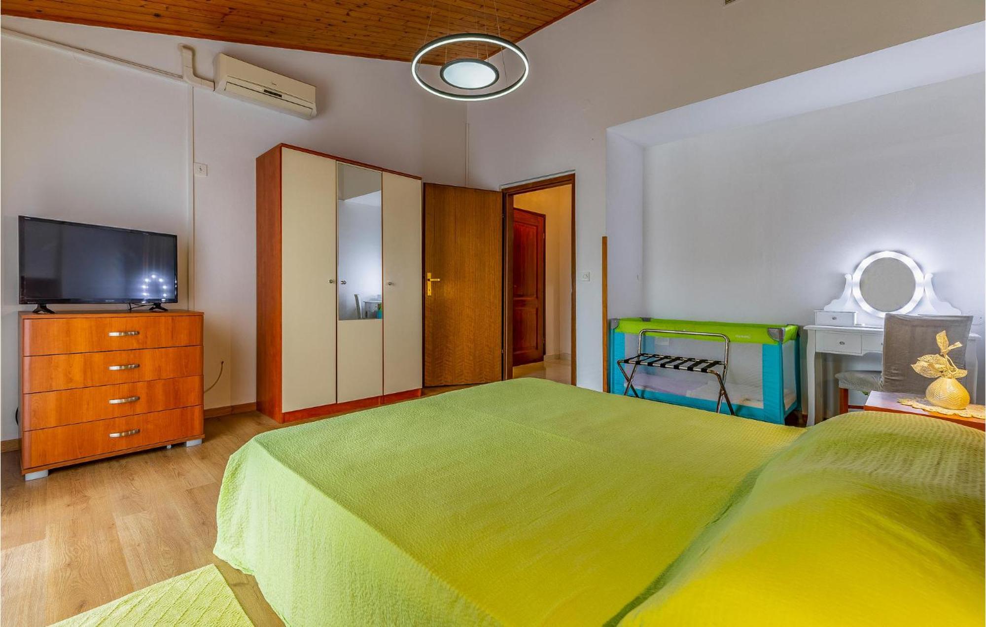 Pet Friendly Home In Pula With Jacuzzi Počitniška hiša