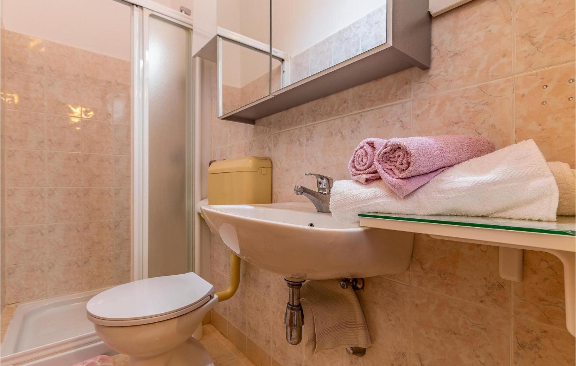 Počitniška hiša Pet Friendly Home In Pula With Jacuzzi *