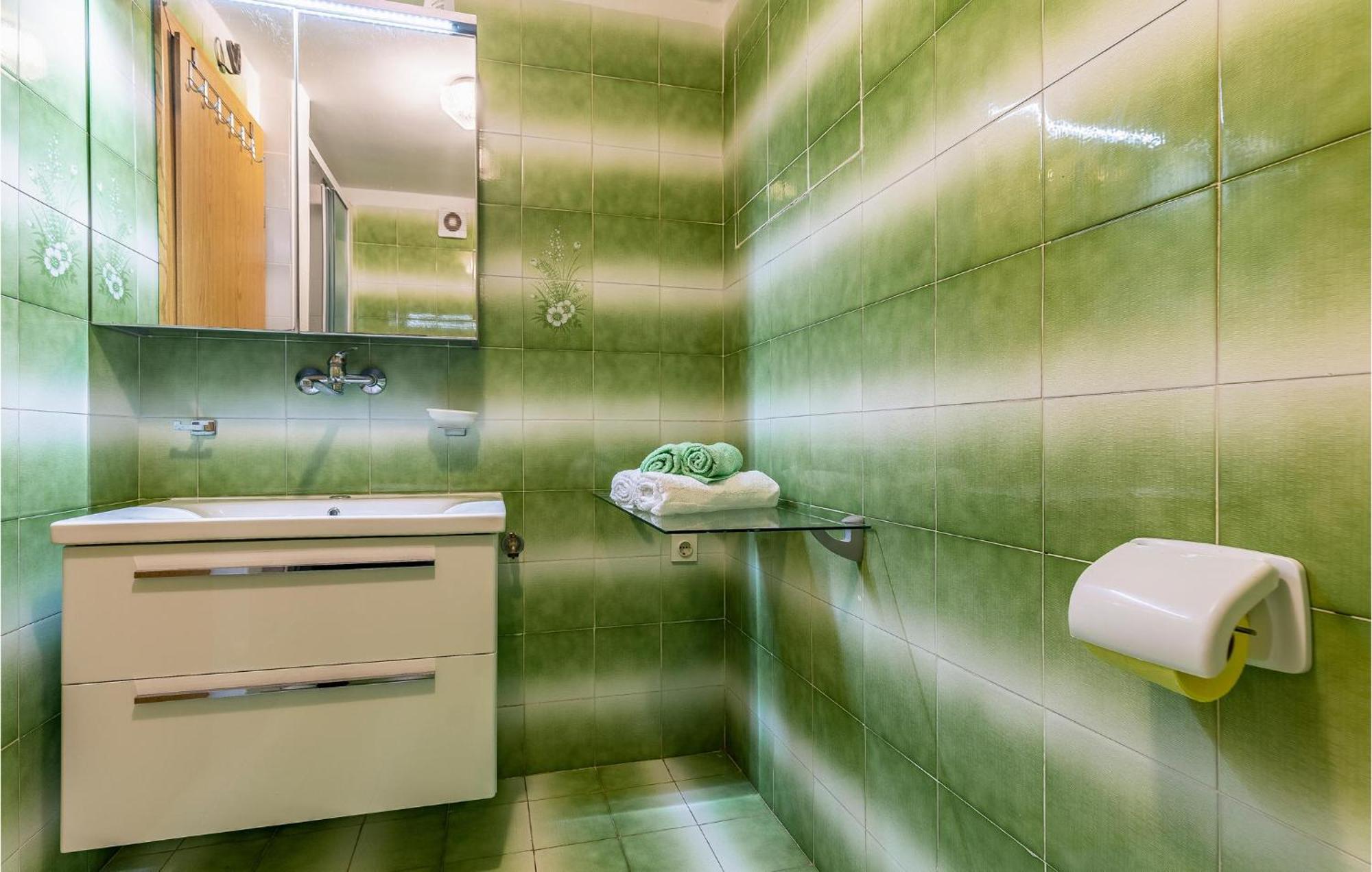 Pet Friendly Home In Pula With Jacuzzi Počitniška hiša *