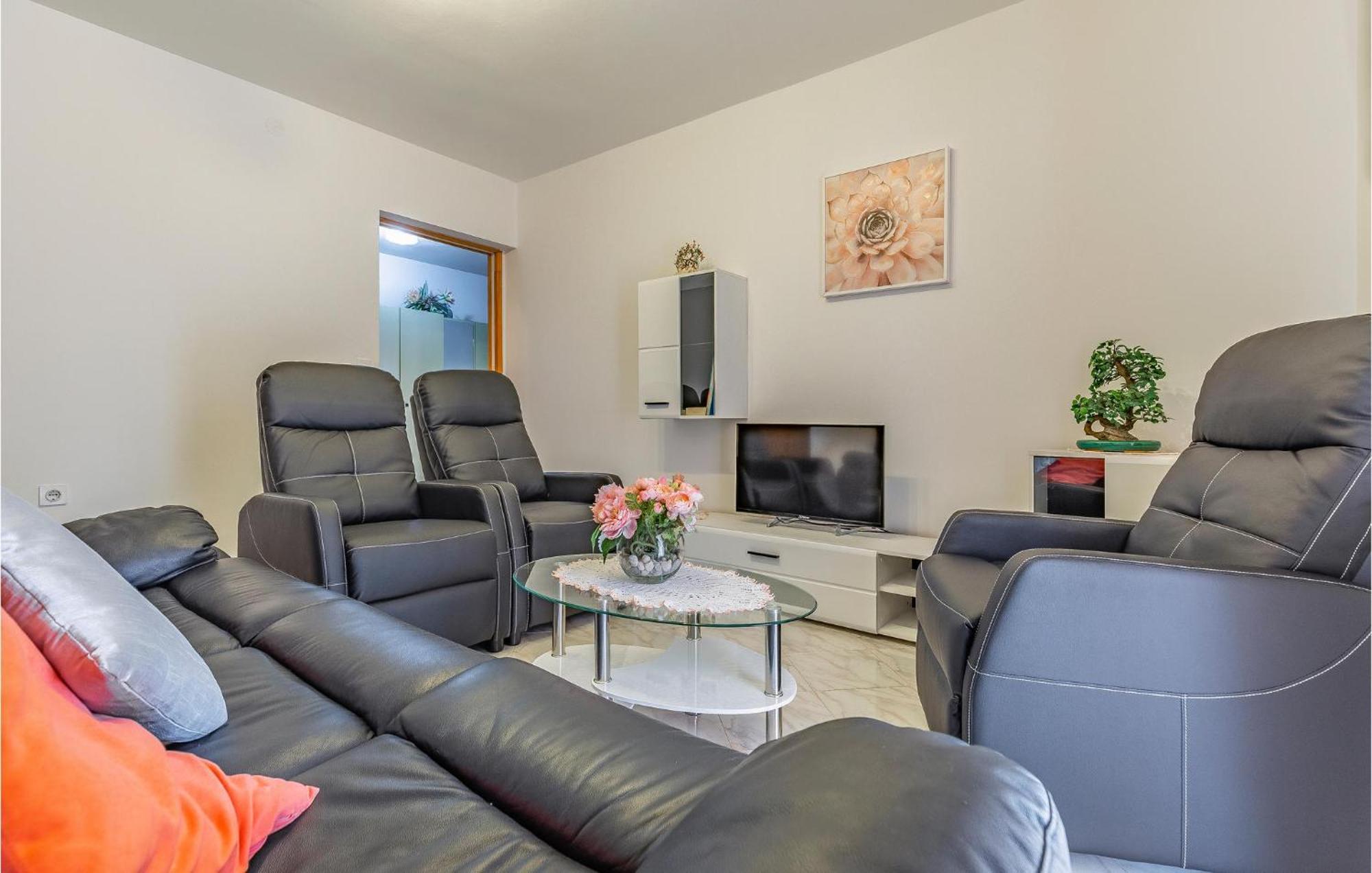 Pet Friendly Home In Pula With Jacuzzi *