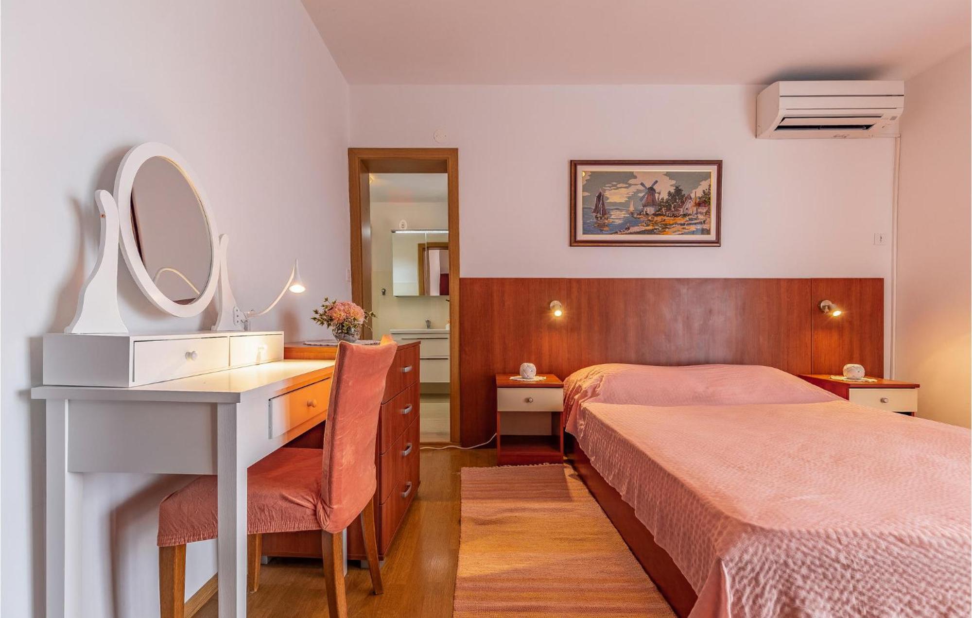 Pet Friendly Home In Pula With Jacuzzi Ferienhaus